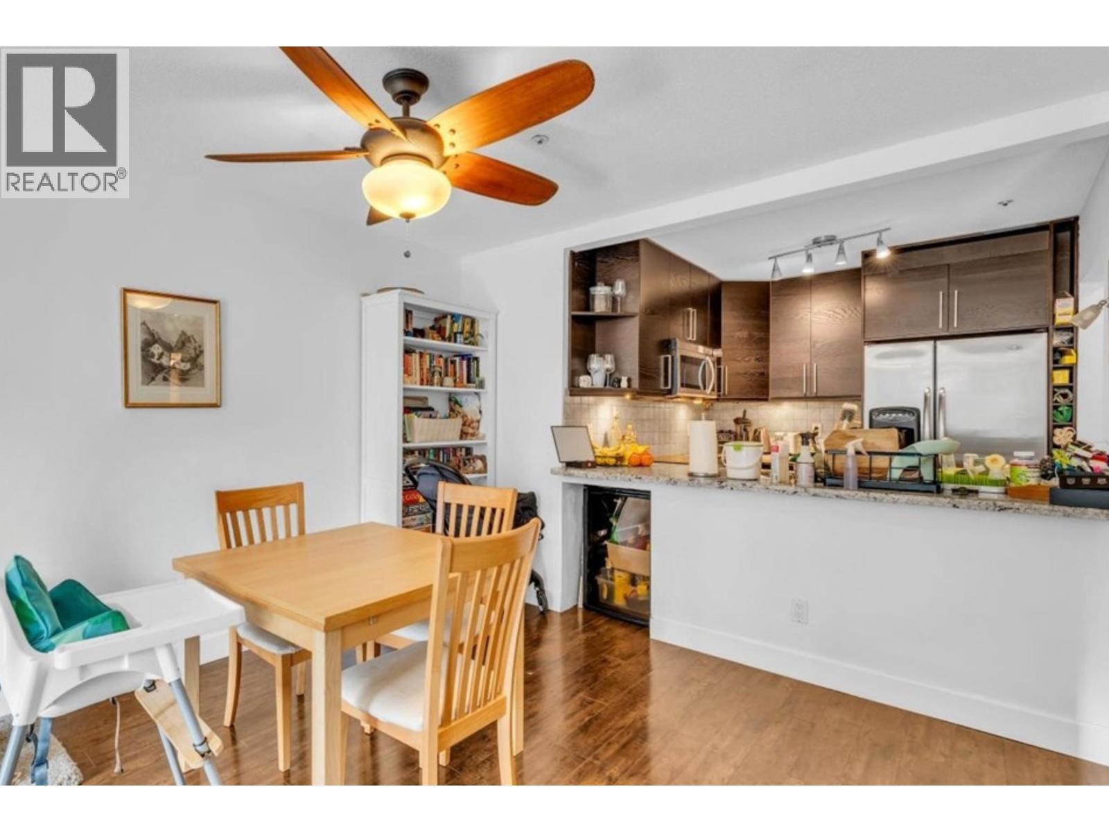 307 876 W 16Th Avenue, Vancouver, BC - Indoor Photo Showing Other Room