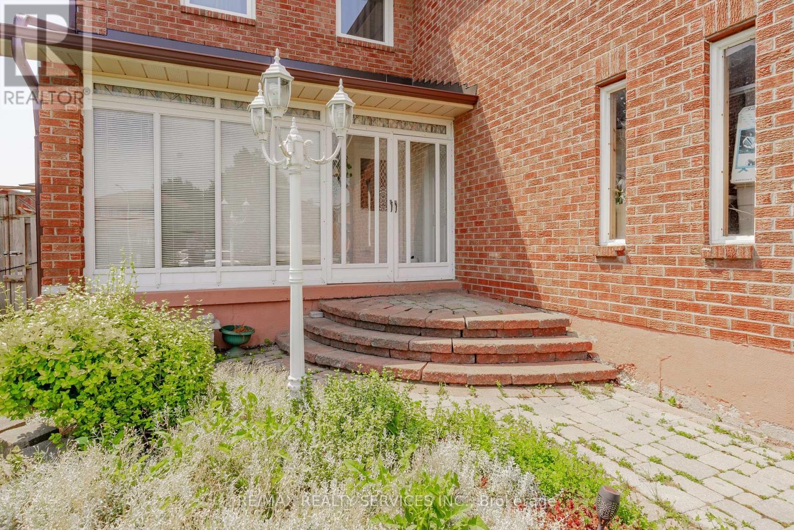 6 Ruth Avenue, Brampton, ON - Outdoor With Exterior