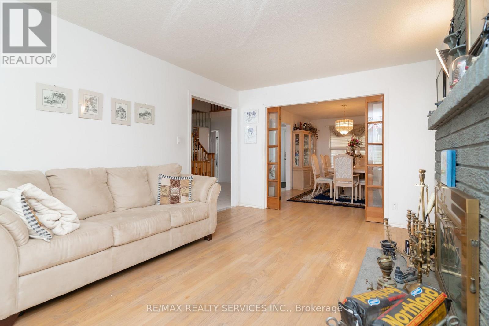 6 Ruth Avenue, Brampton, ON - Indoor Photo Showing Living Room
