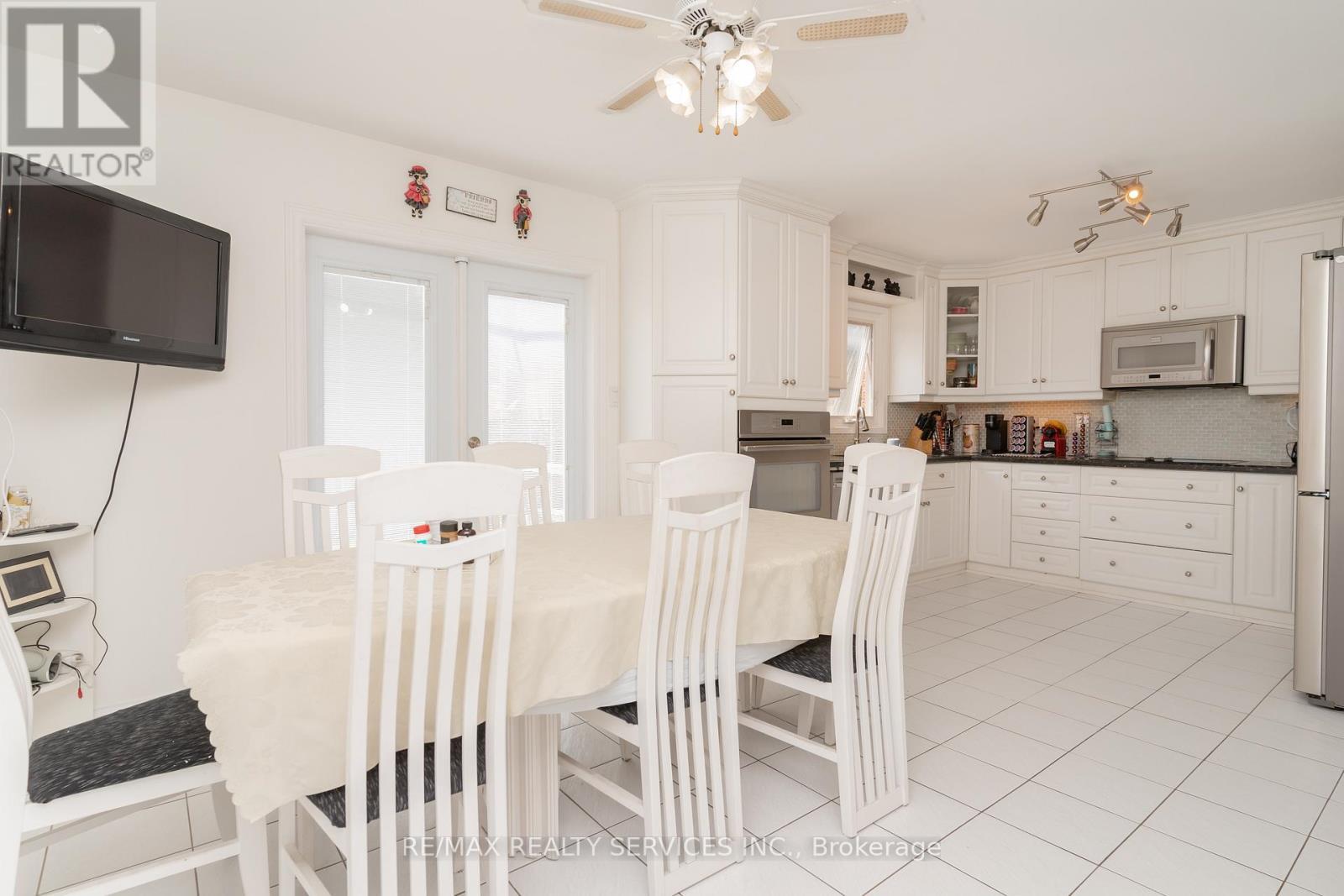 6 Ruth Avenue, Brampton, ON - Indoor Photo Showing Kitchen