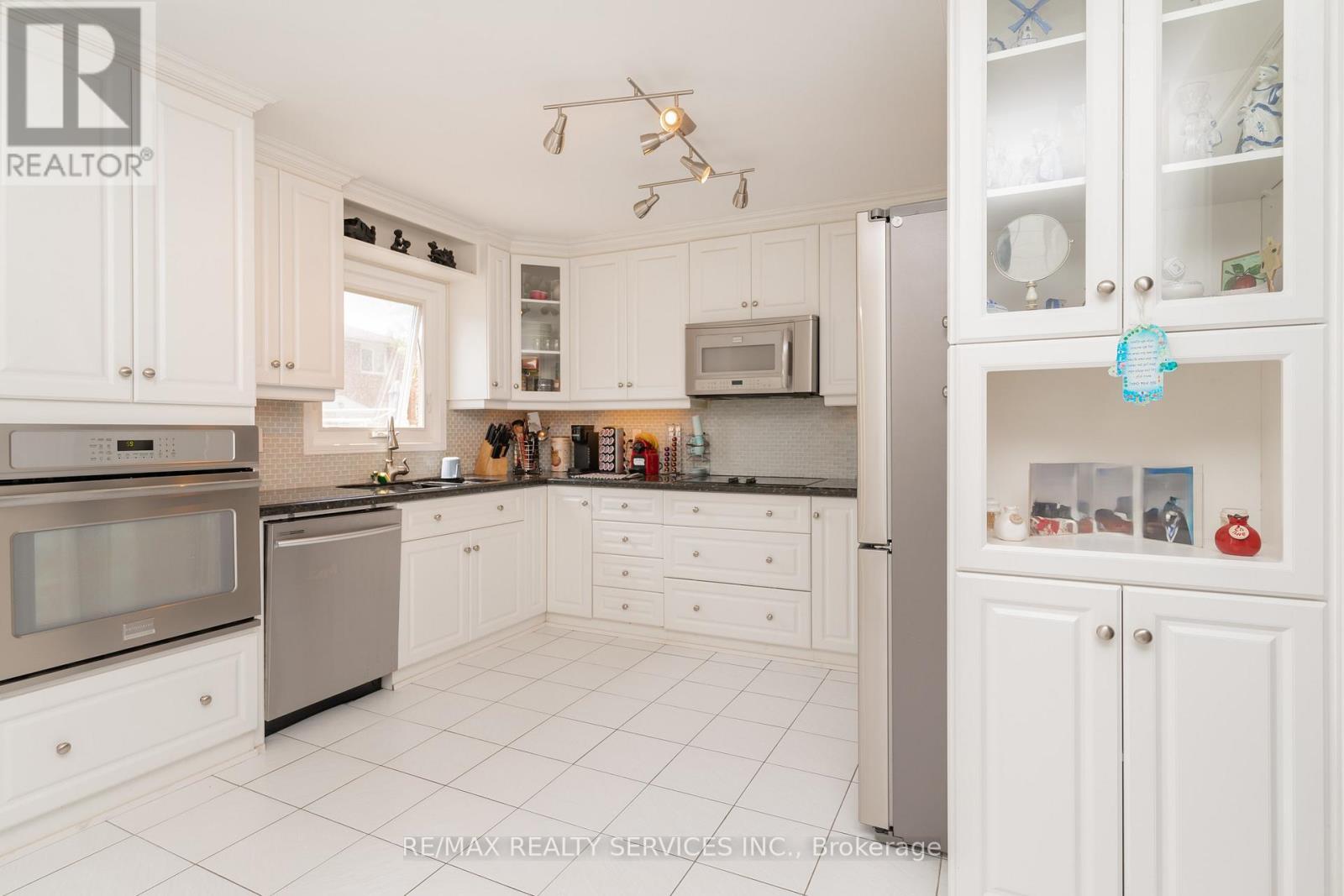 6 Ruth Avenue, Brampton, ON - Indoor Photo Showing Kitchen