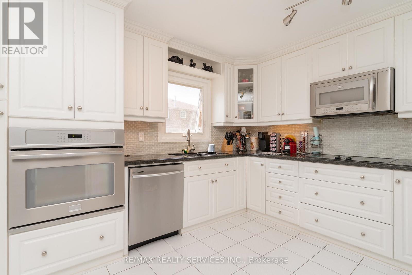6 Ruth Avenue, Brampton, ON - Indoor Photo Showing Kitchen