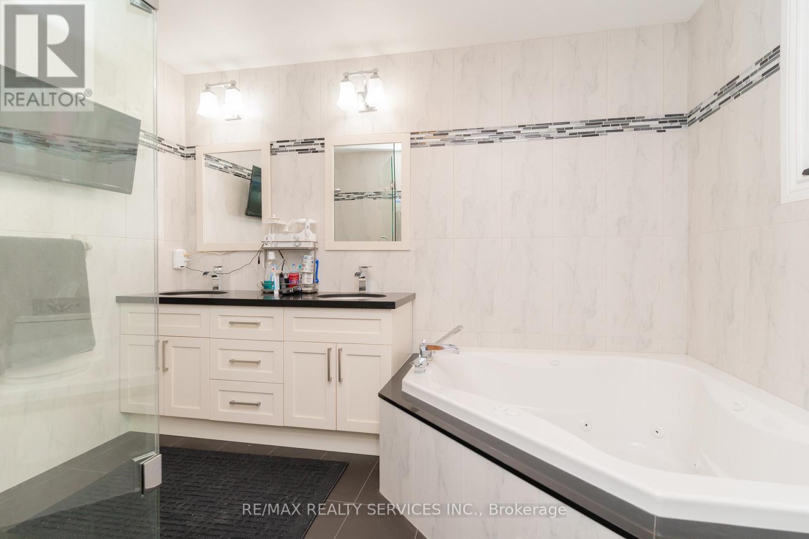 6 Ruth Avenue, Brampton, ON - Indoor Photo Showing Bathroom