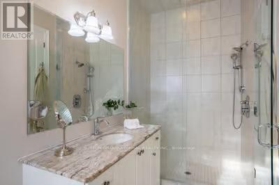203 Hunterwood Chase, Vaughan, ON - Indoor Photo Showing Bathroom
