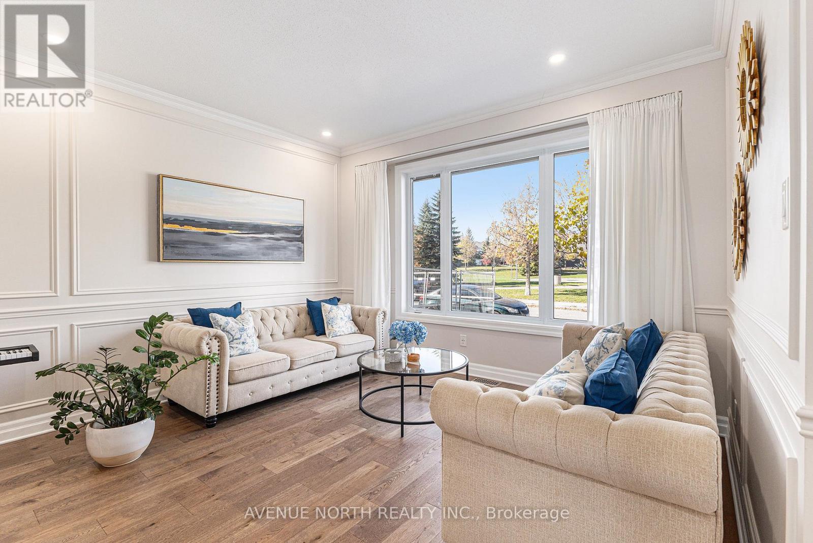 31 Bearman Street, Ottawa, ON - Indoor Photo Showing Living Room