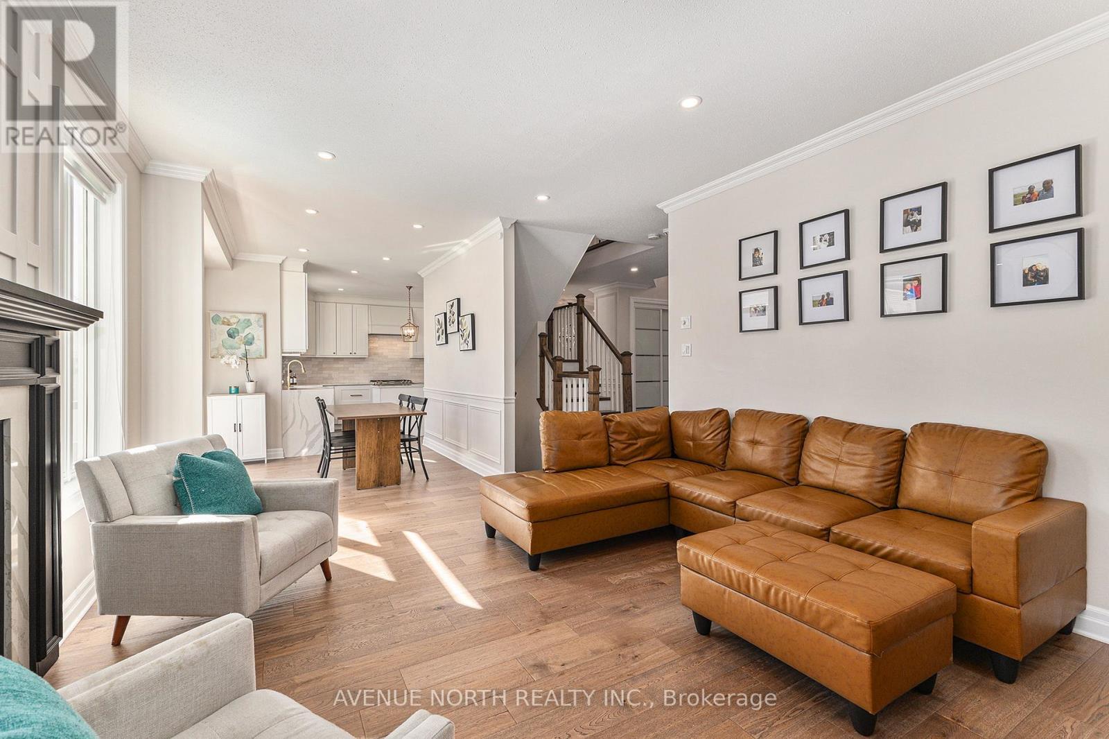 31 Bearman Street, Ottawa, ON - Indoor Photo Showing Living Room