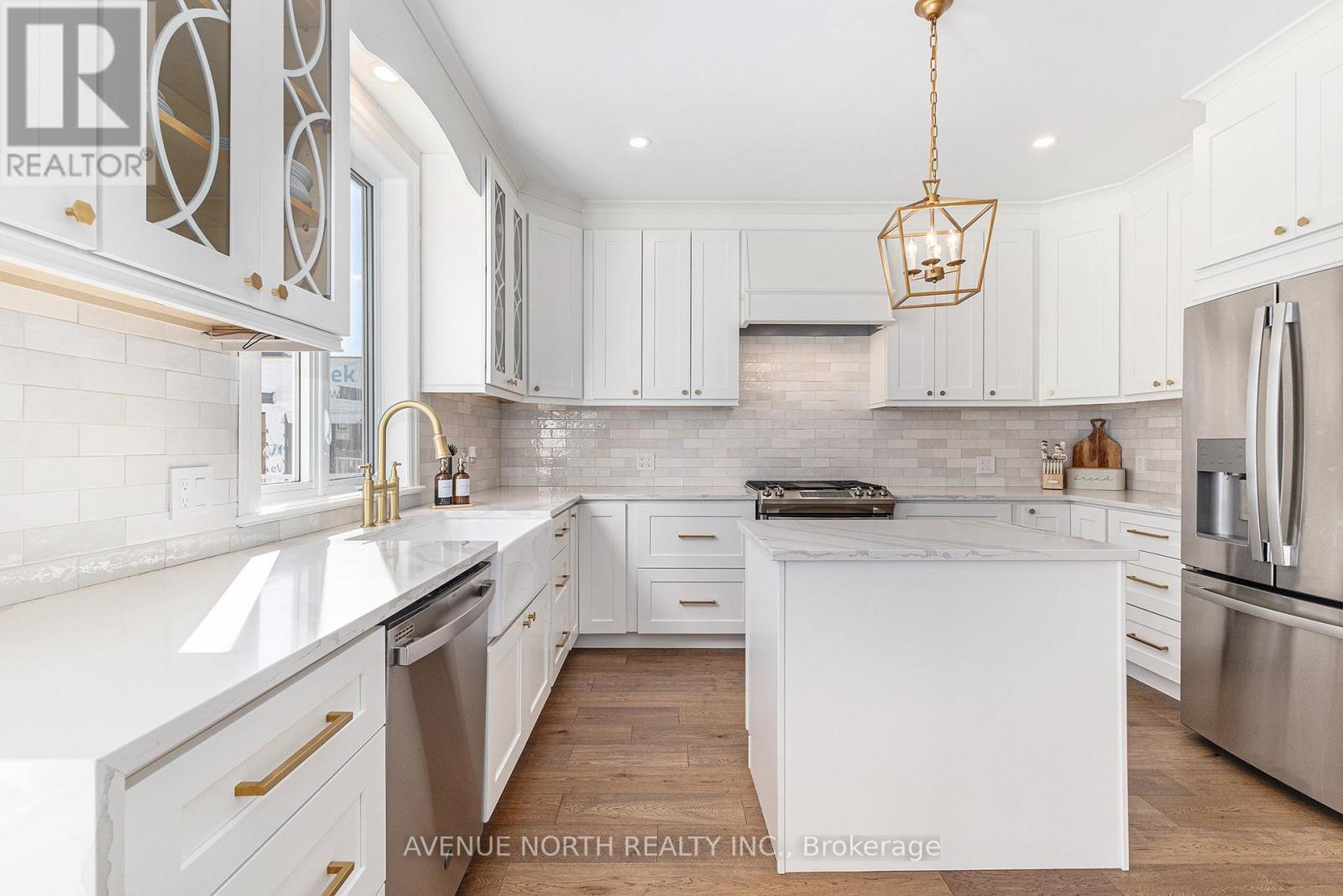 31 Bearman Street, Ottawa, ON - Indoor Photo Showing Kitchen With Upgraded Kitchen