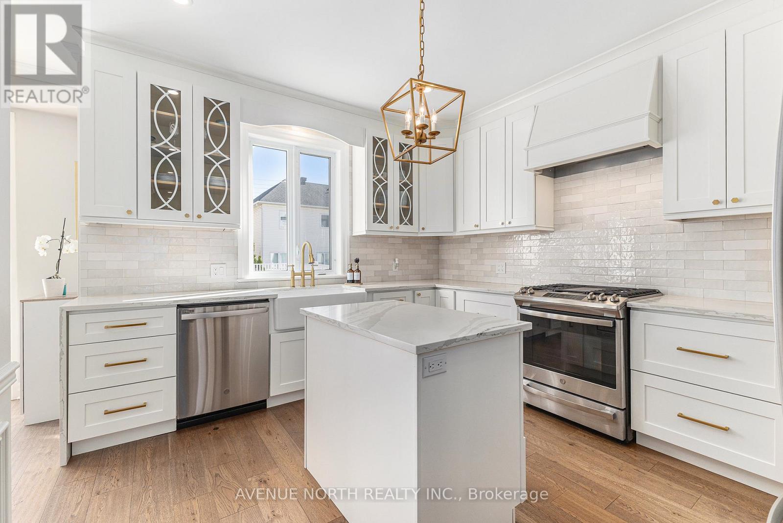 31 Bearman Street, Ottawa, ON - Indoor Photo Showing Kitchen With Upgraded Kitchen