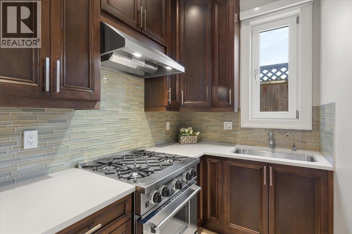 2171 Queens Avenue, West Vancouver, BC - Indoor Photo Showing Kitchen With Upgraded Kitchen