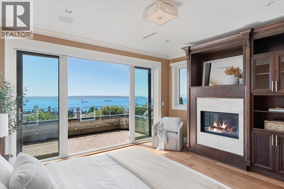 2171 Queens Avenue, West Vancouver, BC - Indoor With Fireplace