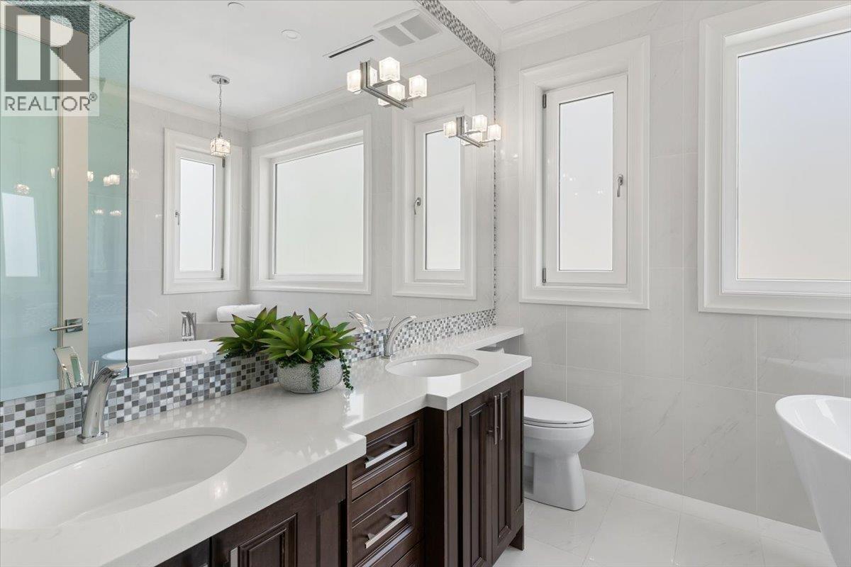 2171 Queens Avenue, West Vancouver, BC - Indoor Photo Showing Bathroom