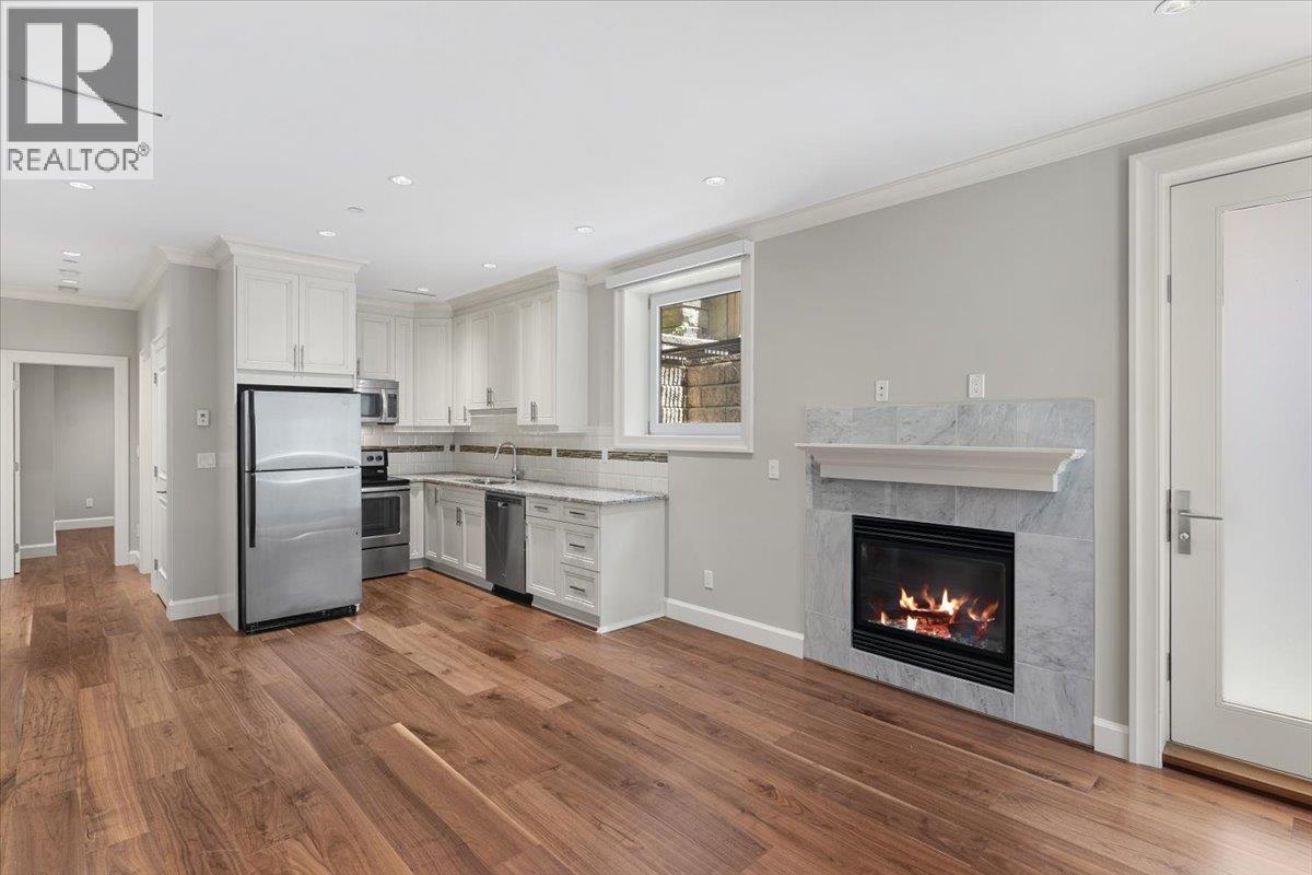 2171 Queens Avenue, West Vancouver, BC - Indoor Photo Showing Living Room With Fireplace