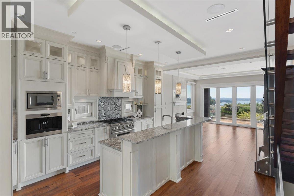 2171 Queens Avenue, West Vancouver, BC - Indoor Photo Showing Kitchen With Upgraded Kitchen