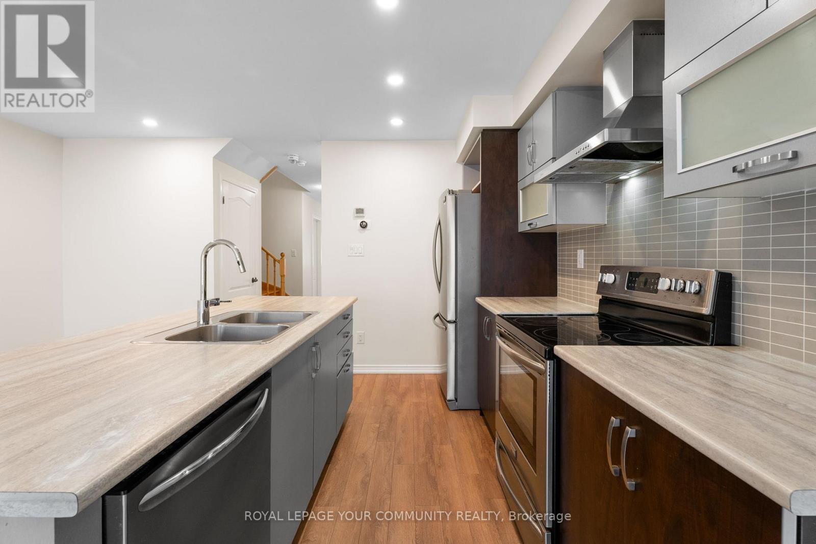 60 Golden Springs Drive, Brampton, ON - Indoor Photo Showing Kitchen With Double Sink With Upgraded Kitchen