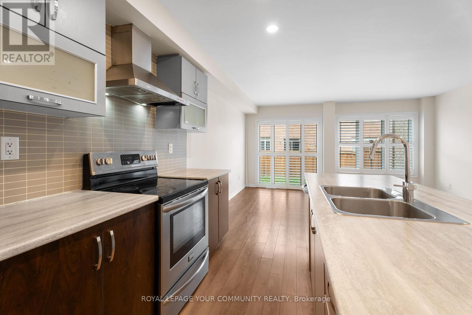 60 Golden Springs Drive, Brampton, ON - Indoor Photo Showing Kitchen With Double Sink With Upgraded Kitchen