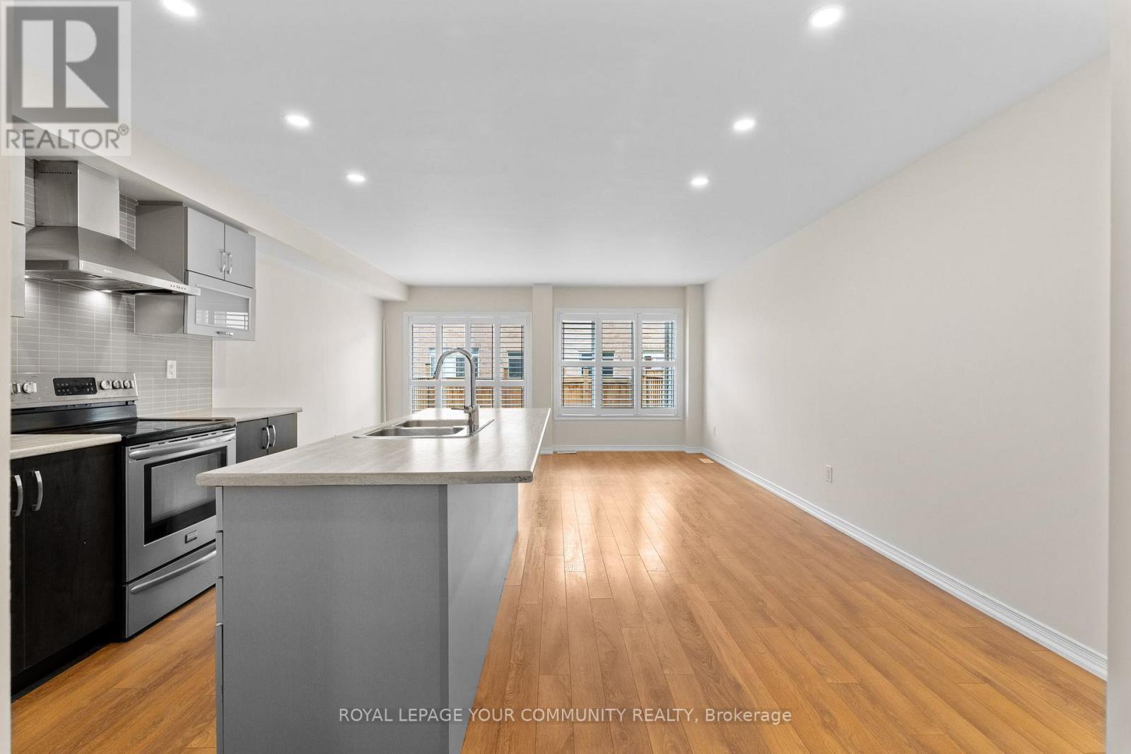 60 Golden Springs Drive, Brampton, ON - Indoor Photo Showing Kitchen With Upgraded Kitchen