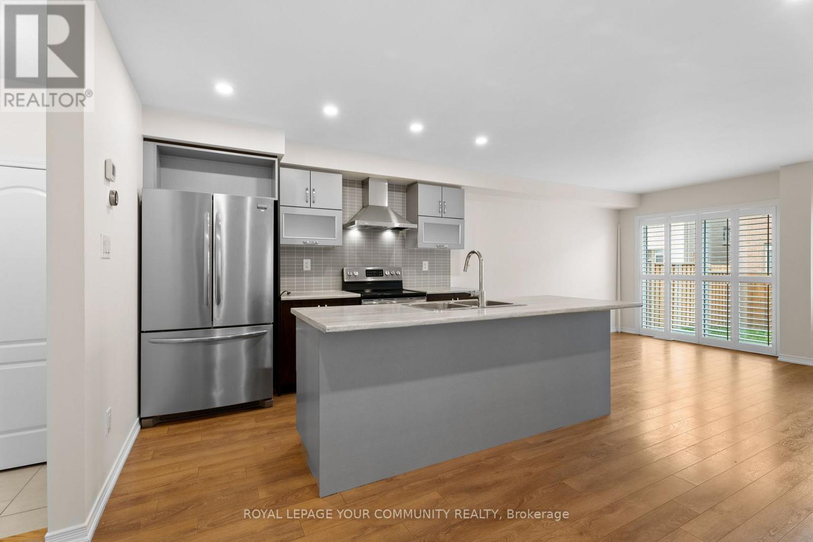 60 Golden Springs Drive, Brampton, ON - Indoor Photo Showing Kitchen With Upgraded Kitchen