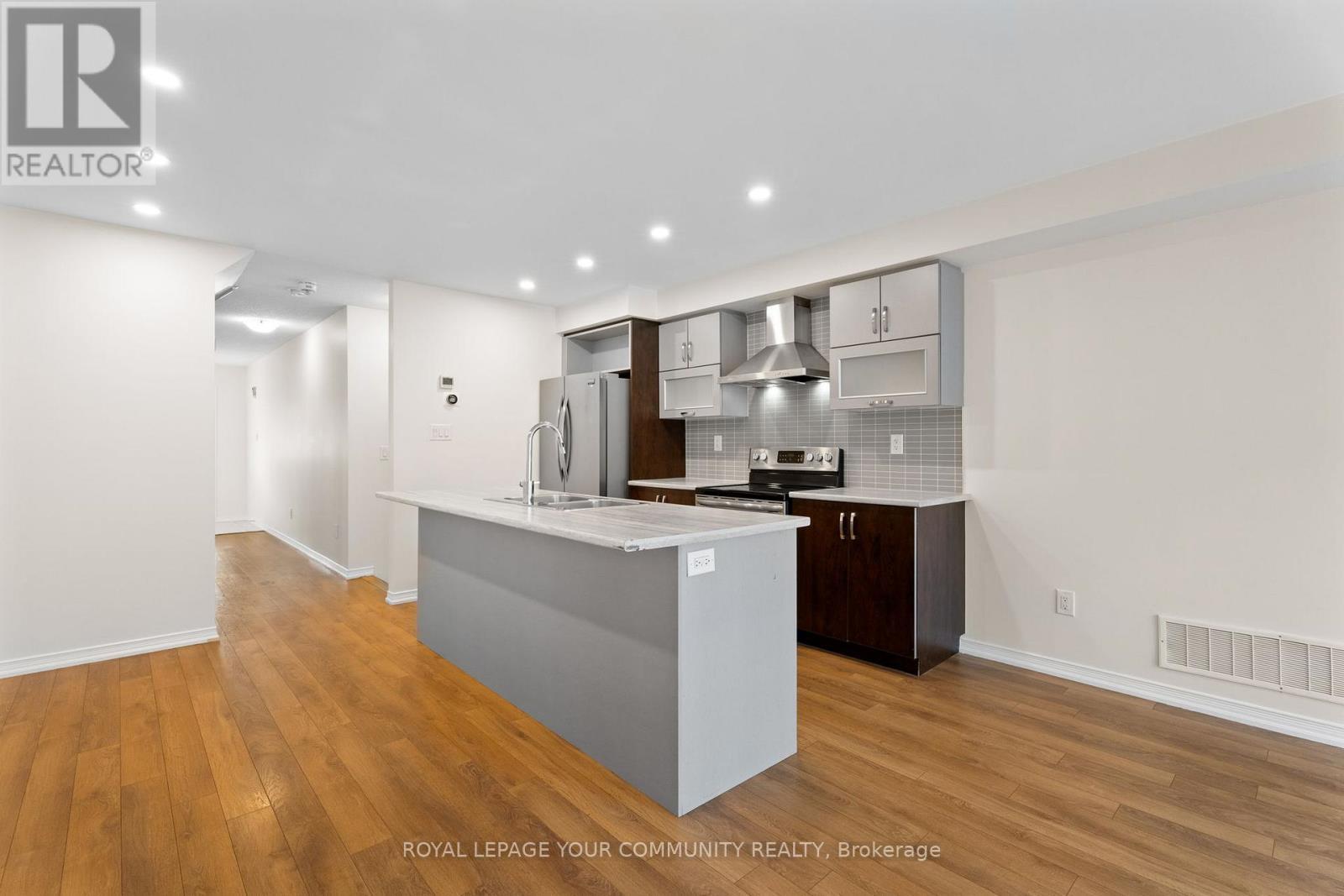 60 Golden Springs Drive, Brampton, ON - Indoor Photo Showing Kitchen With Upgraded Kitchen