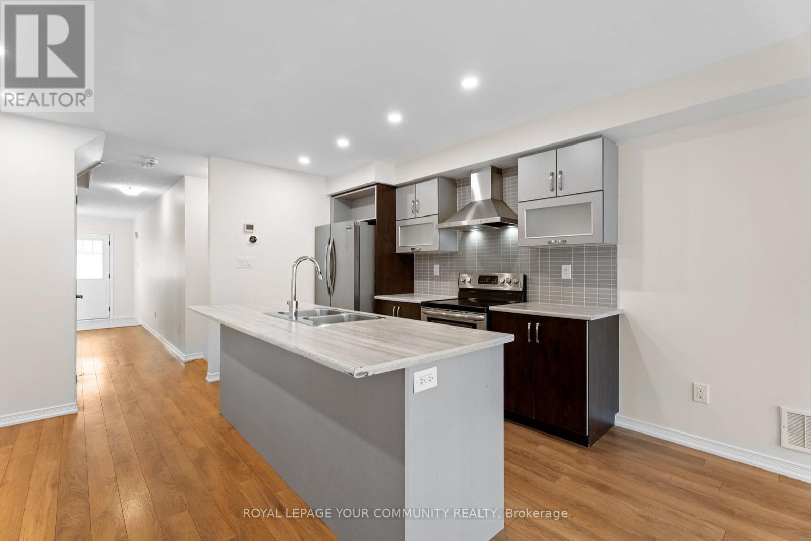 60 Golden Springs Drive, Brampton, ON - Indoor Photo Showing Kitchen With Double Sink With Upgraded Kitchen