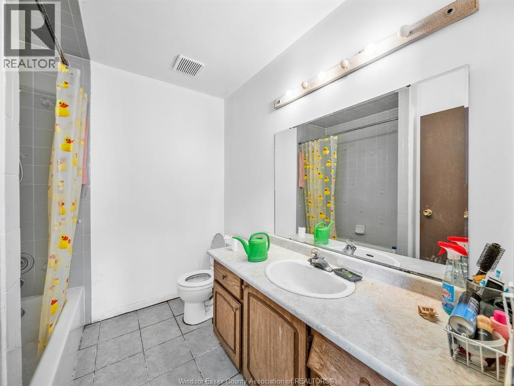 20 Sutton, Leamington, ON - Indoor Photo Showing Bathroom