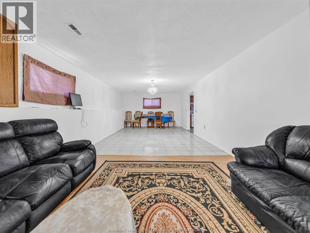 20 Sutton, Leamington, ON - Indoor Photo Showing Living Room
