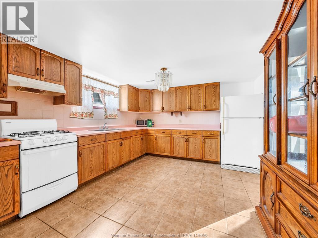 20 Sutton, Leamington, ON - Indoor Photo Showing Kitchen