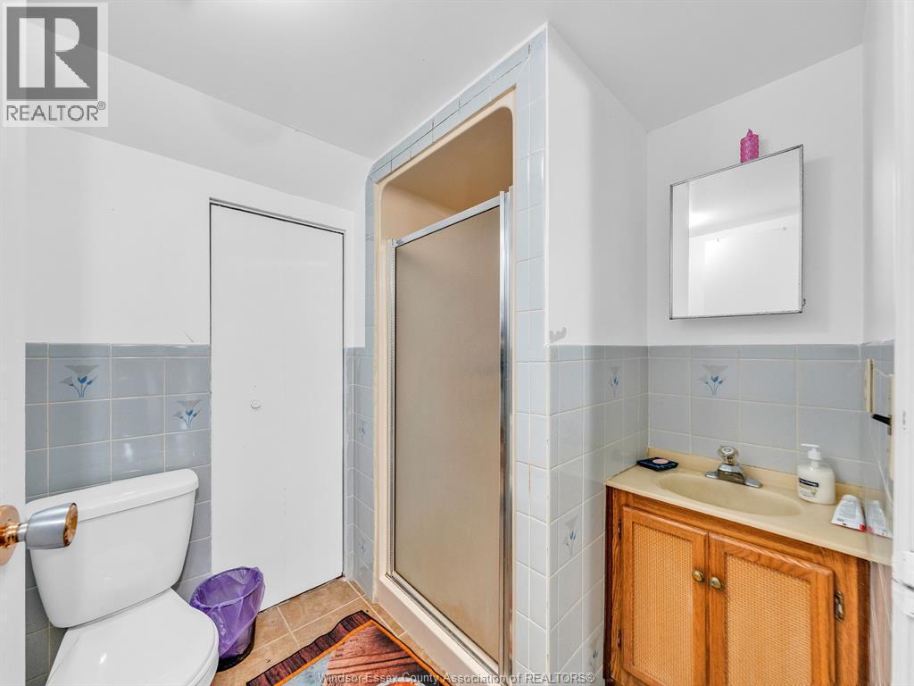 20 Sutton, Leamington, ON - Indoor Photo Showing Bathroom