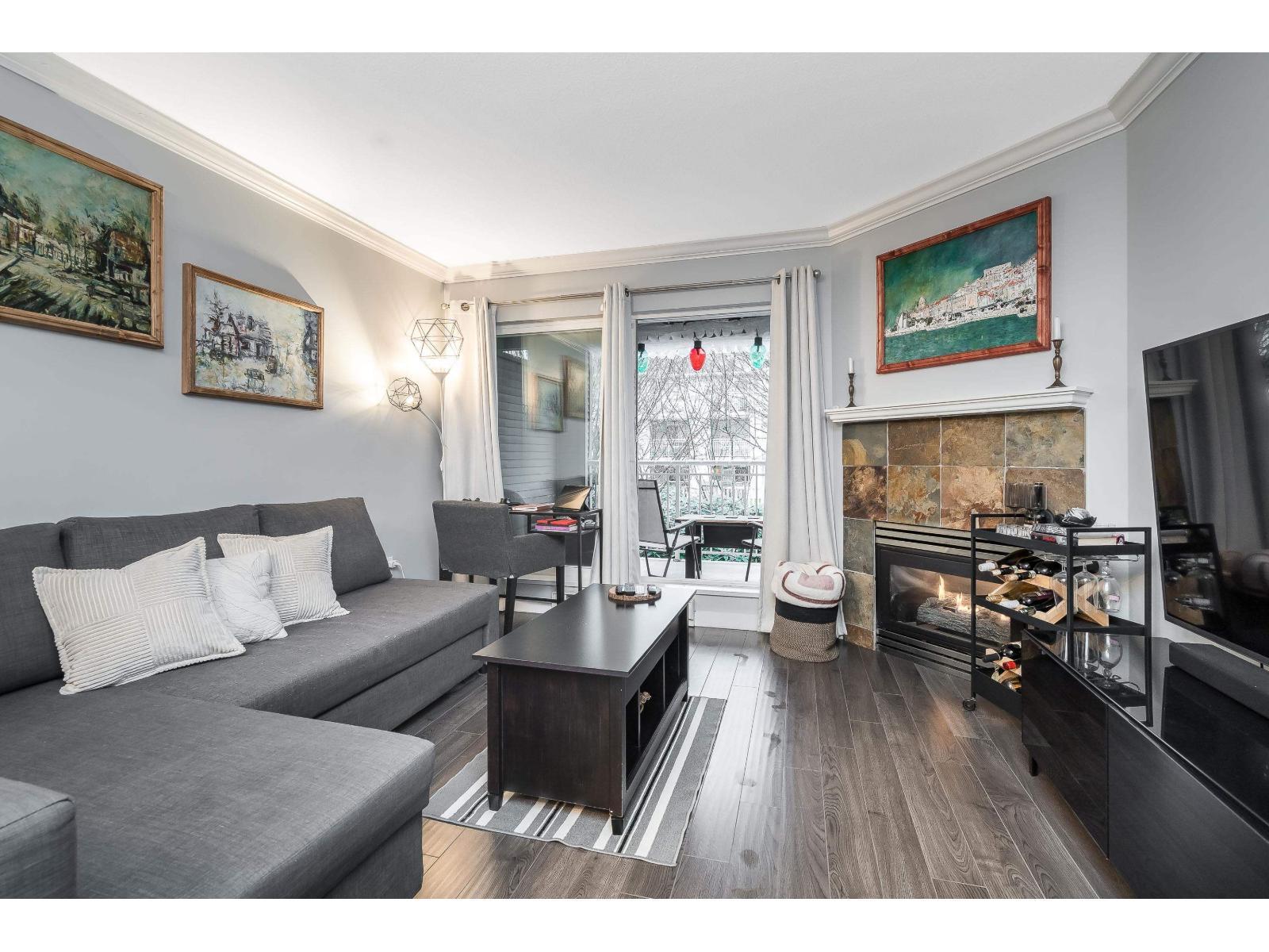 314 6359 198 Street, Langley, BC - Indoor Photo Showing Living Room With Fireplace