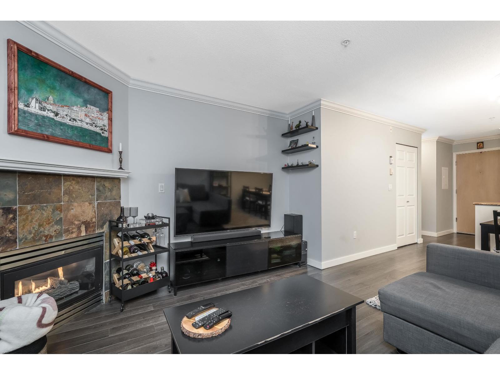 314 6359 198 Street, Langley, BC - Indoor Photo Showing Living Room With Fireplace