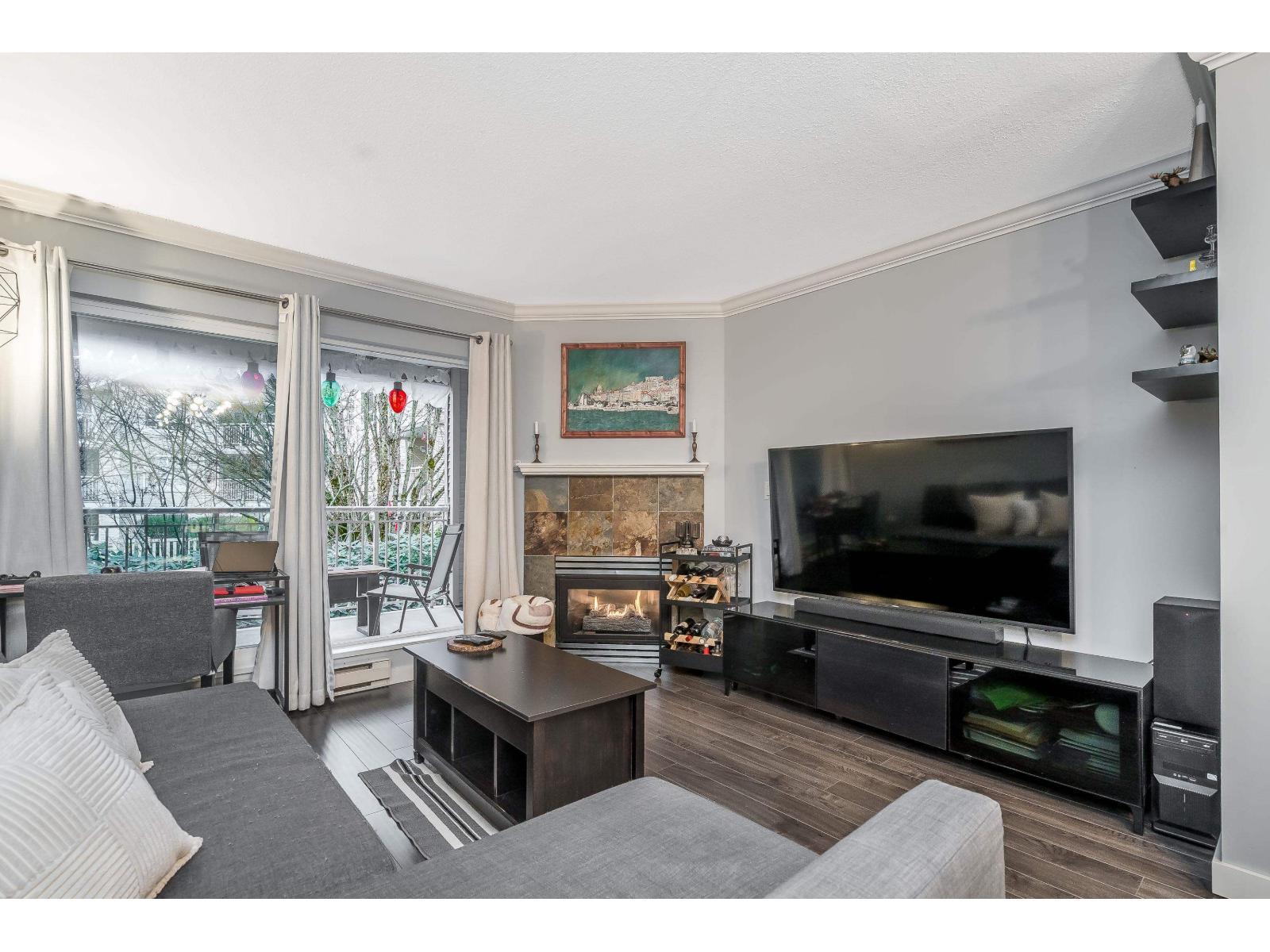 314 6359 198 Street, Langley, BC - Indoor Photo Showing Living Room With Fireplace