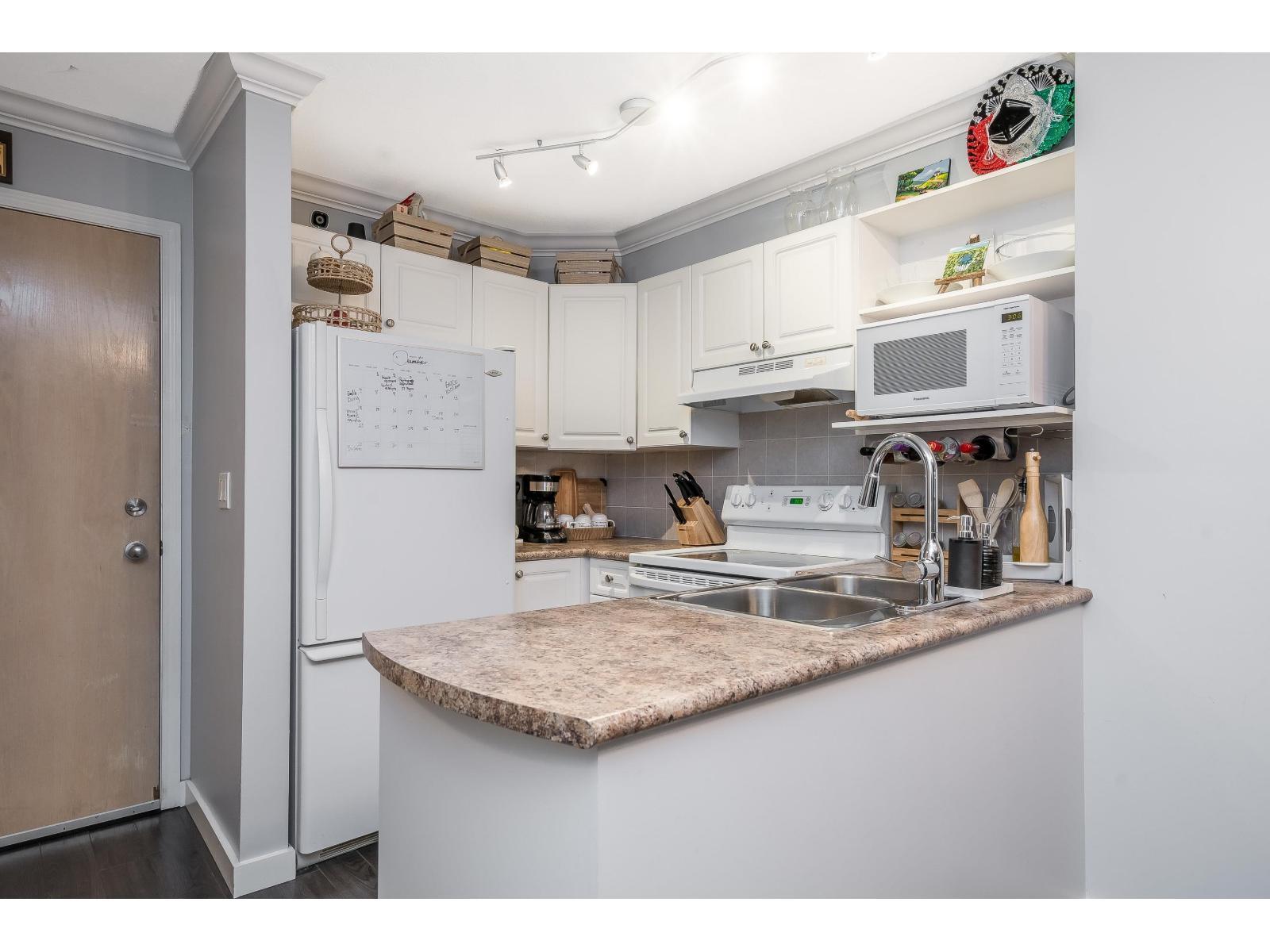 314 6359 198 Street, Langley, BC - Indoor Photo Showing Kitchen With Double Sink