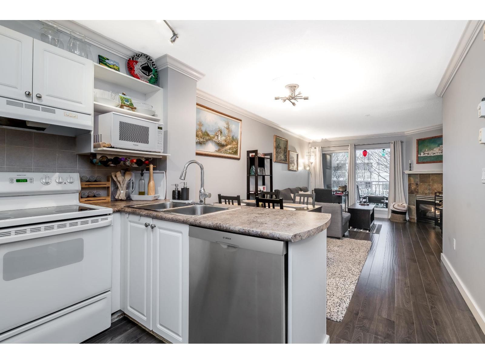314 6359 198 Street, Langley, BC - Indoor Photo Showing Kitchen With Double Sink