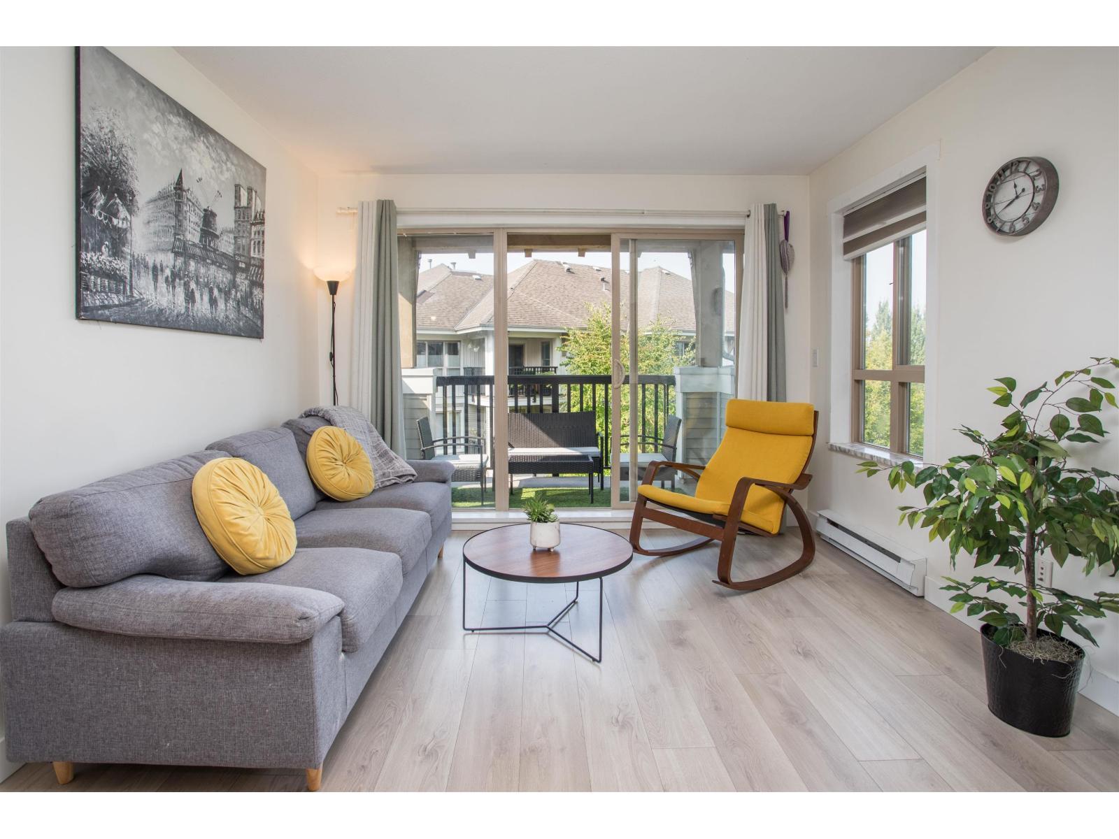 425 8915 202 Street, Langley, BC - Indoor Photo Showing Living Room