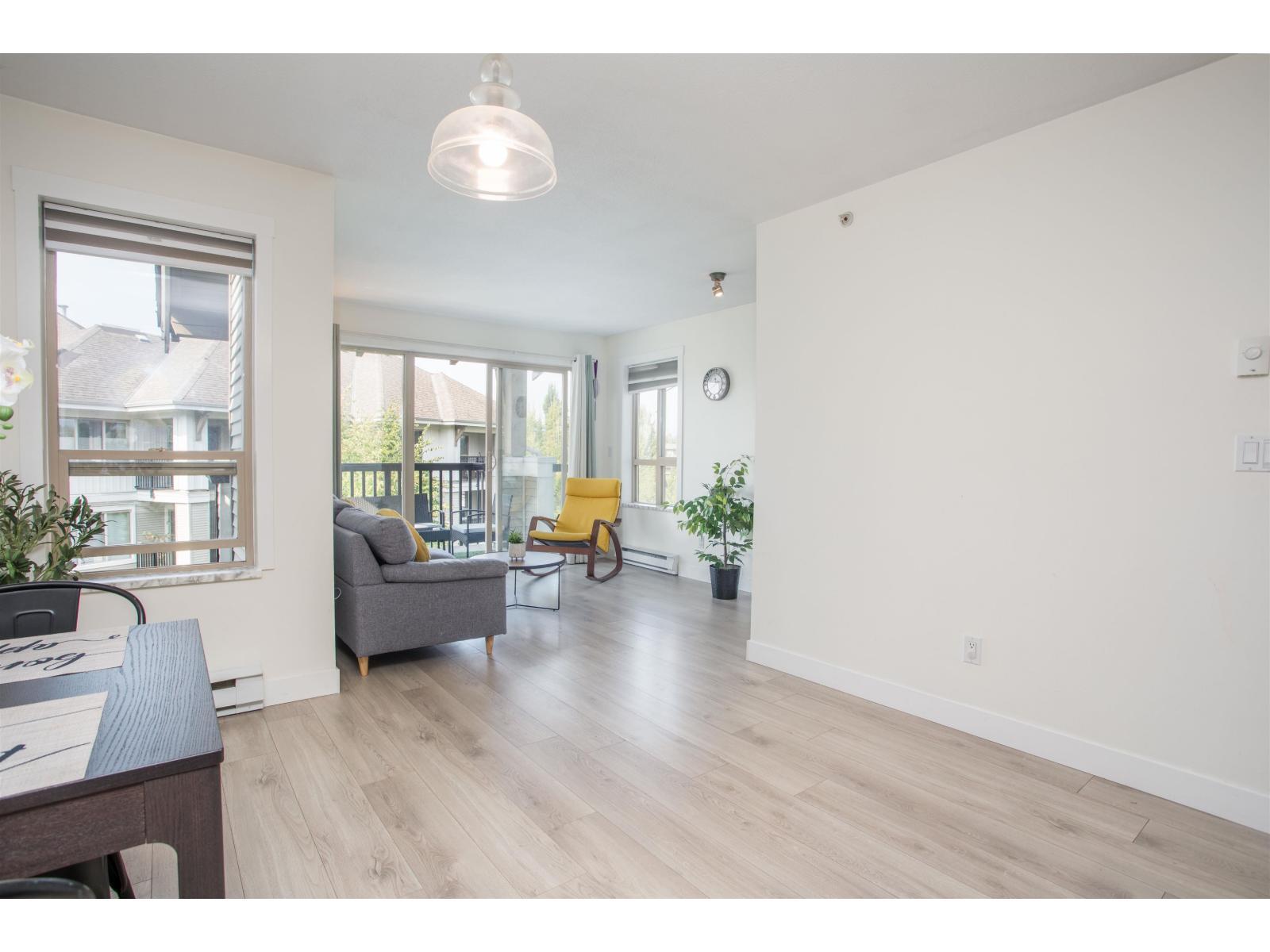 425 8915 202 Street, Langley, BC - Indoor Photo Showing Living Room