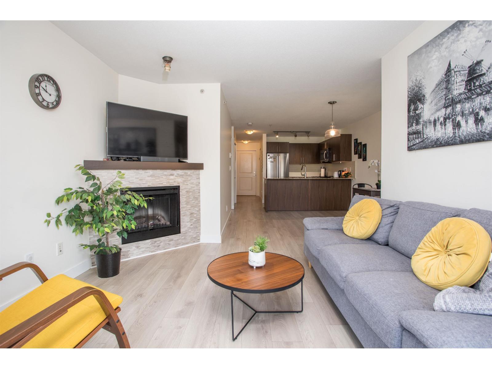 425 8915 202 Street, Langley, BC - Indoor Photo Showing Living Room With Fireplace