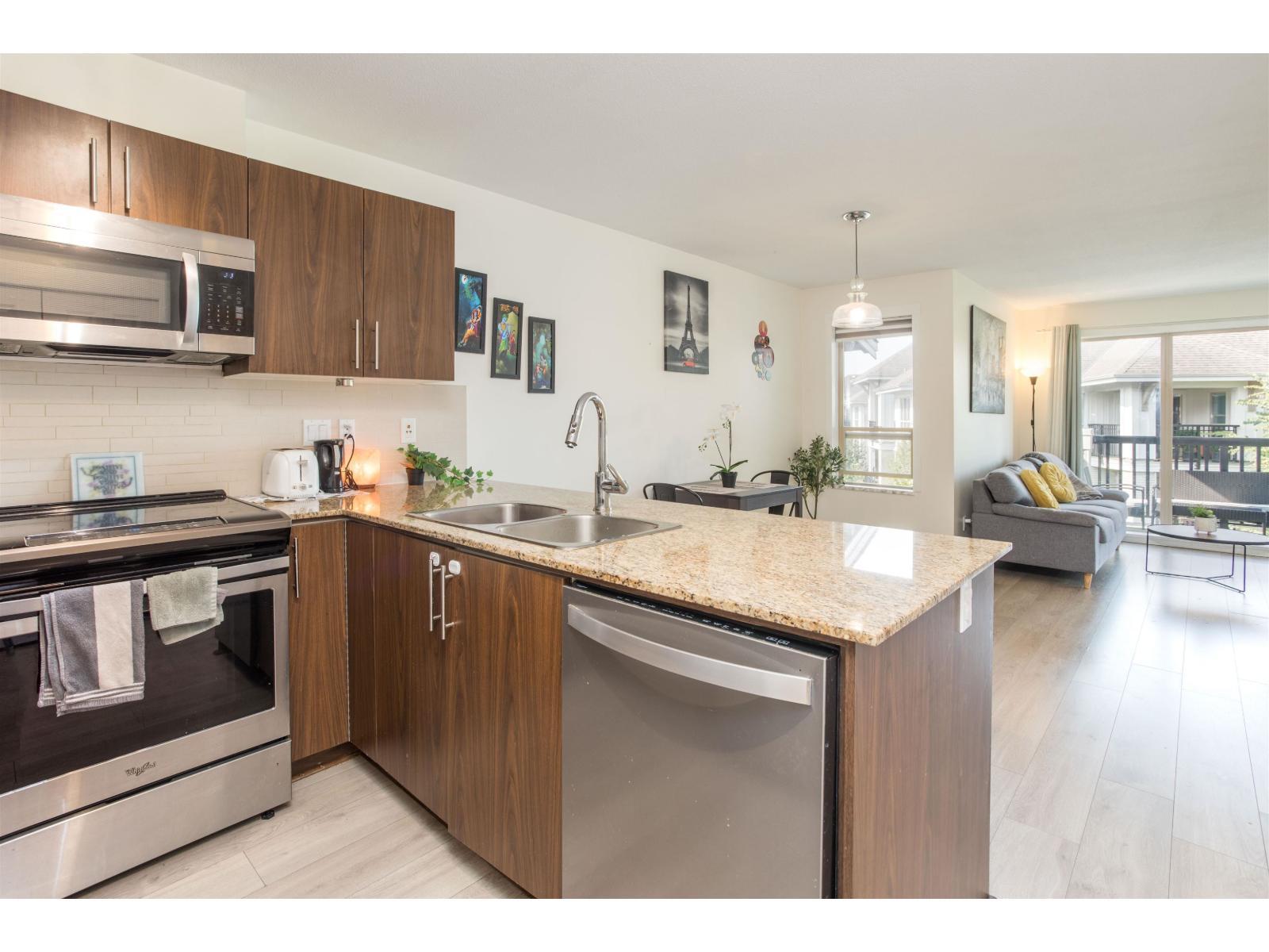 425 8915 202 Street, Langley, BC - Indoor Photo Showing Kitchen With Stainless Steel Kitchen With Double Sink With Upgraded Kitchen