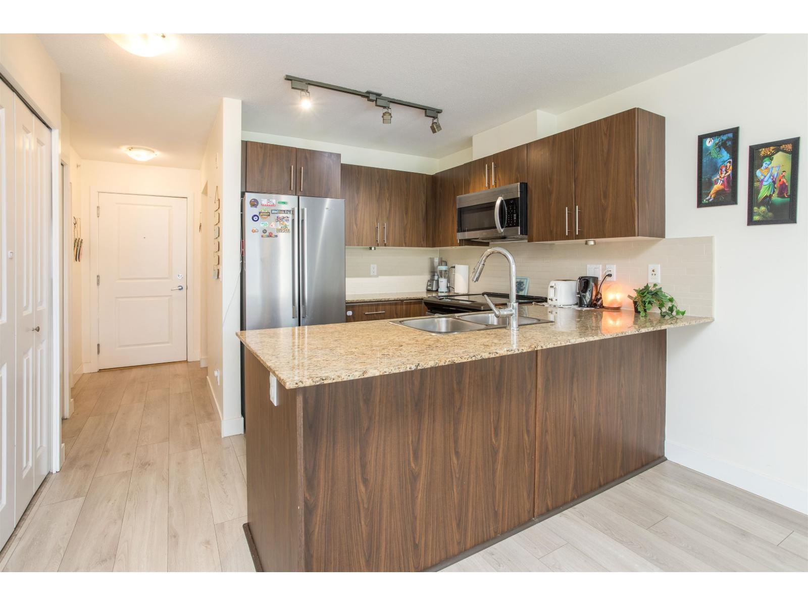 425 8915 202 Street, Langley, BC - Indoor Photo Showing Kitchen With Double Sink