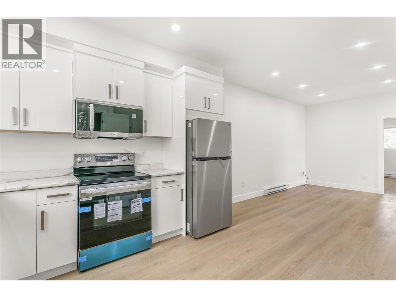 2711 Hewl Road, West Kelowna, BC - Indoor Photo Showing Kitchen