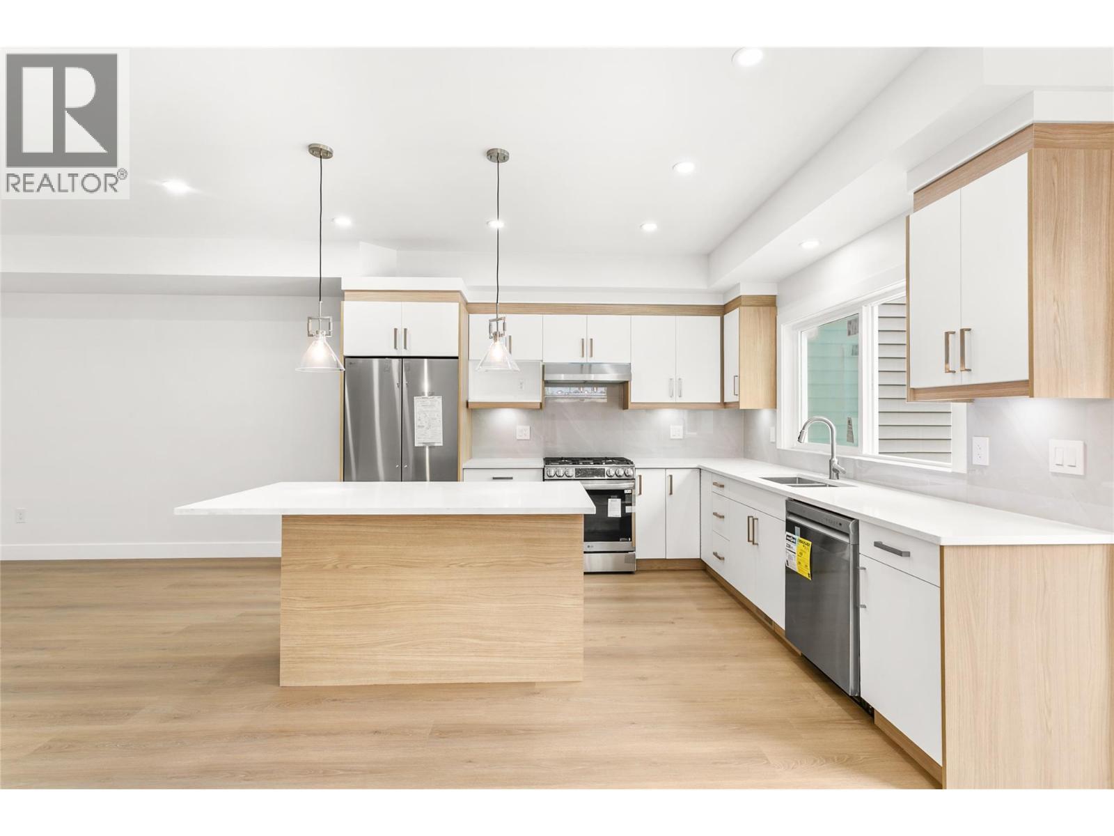 2711 Hewl Road, West Kelowna, BC - Indoor Photo Showing Kitchen With Upgraded Kitchen