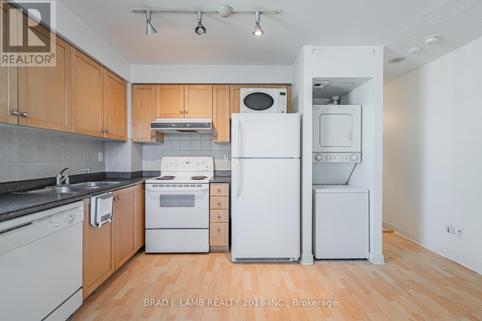 1122 - 650 Queens Quay W, Toronto, ON - Indoor Photo Showing Kitchen With Double Sink