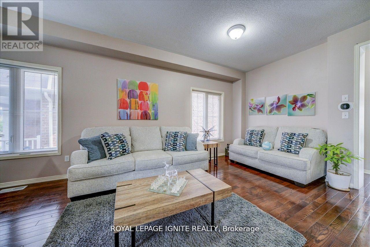 94 Gillett Drive, Ajax, ON - Indoor Photo Showing Living Room