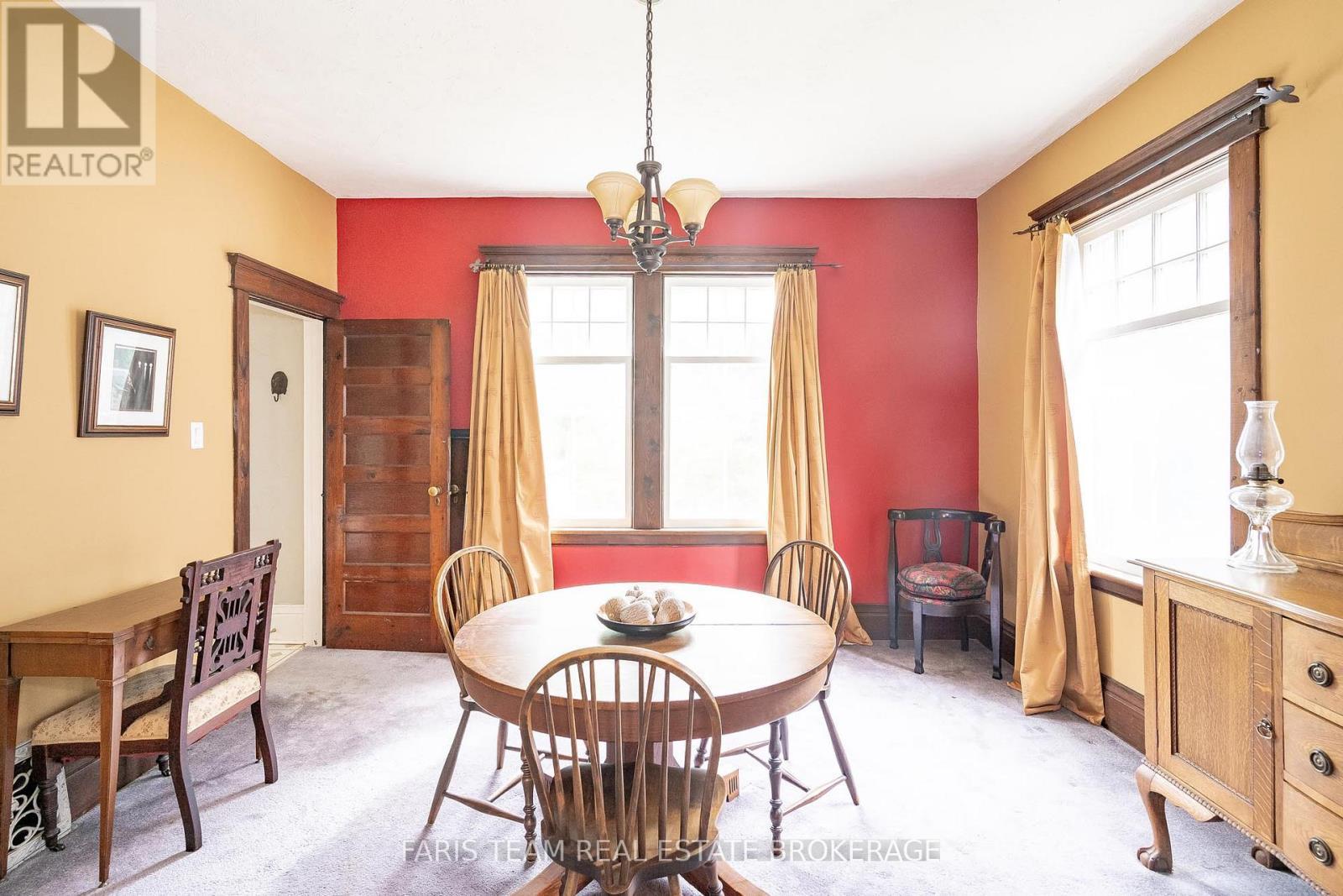 105 Barrie Street, Bradford West Gwillimbury, ON - Indoor Photo Showing Dining Room