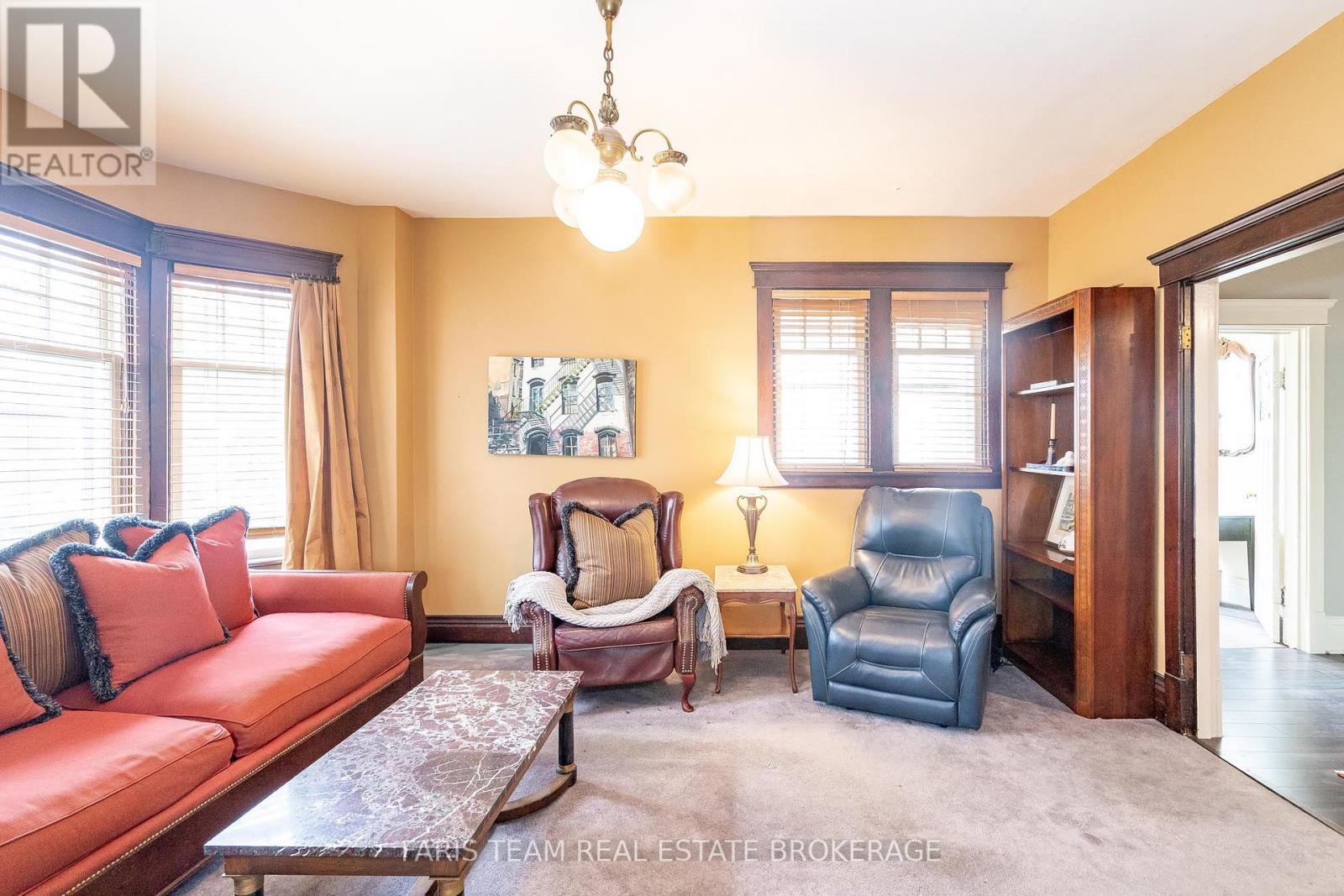 105 Barrie Street, Bradford West Gwillimbury, ON - Indoor Photo Showing Living Room