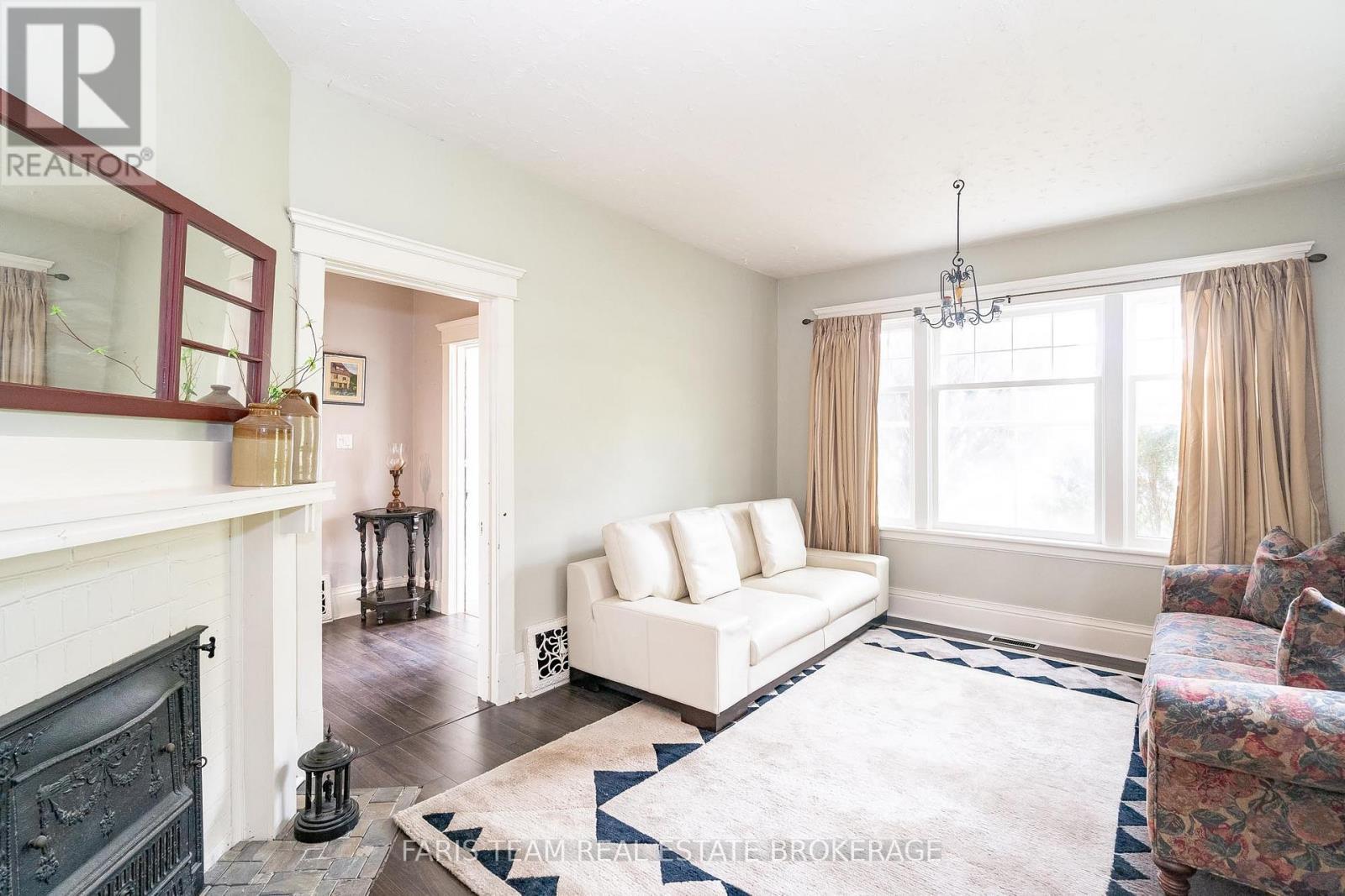 105 Barrie Street, Bradford West Gwillimbury, ON - Indoor Photo Showing Living Room With Fireplace