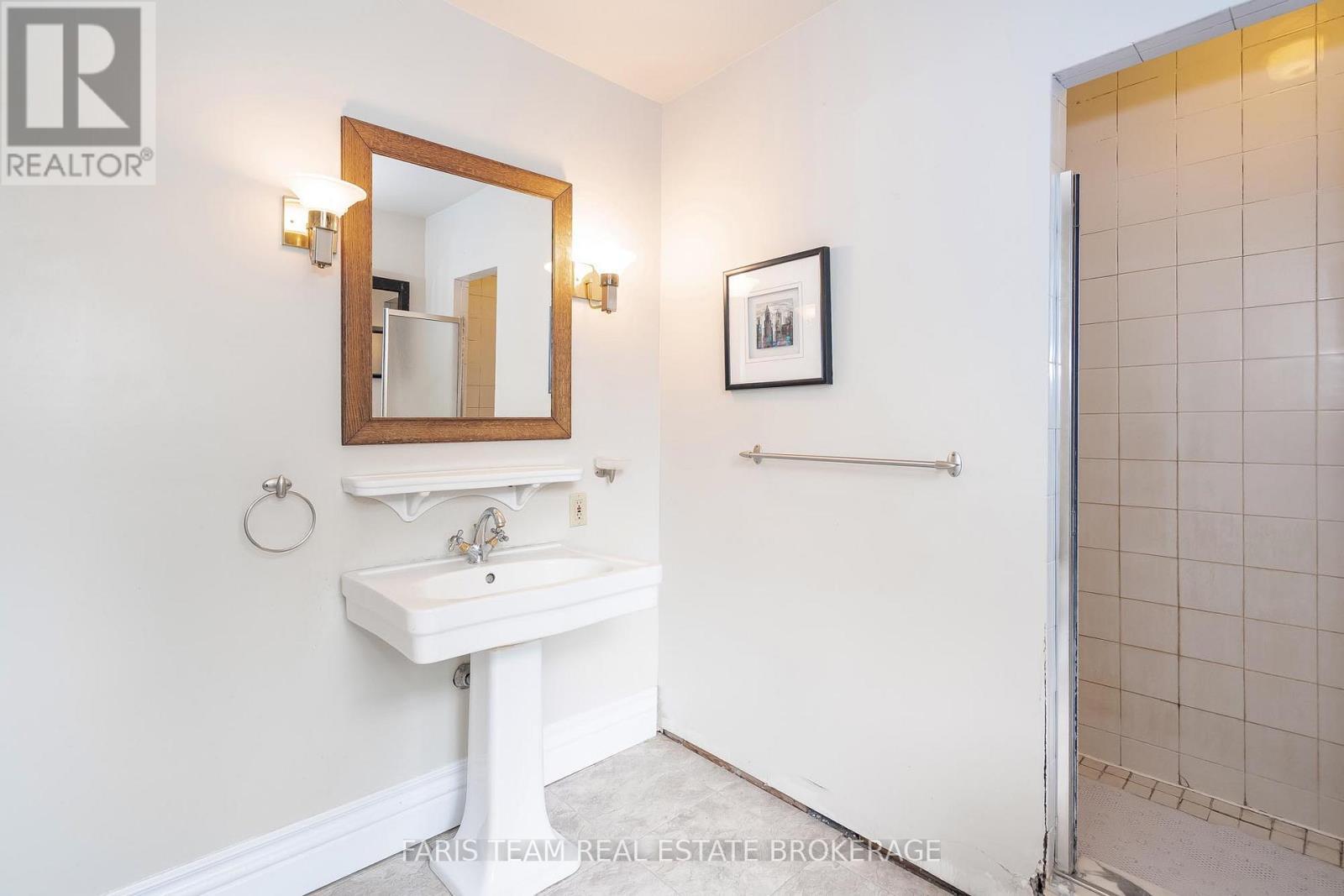 105 Barrie Street, Bradford West Gwillimbury, ON - Indoor Photo Showing Bathroom