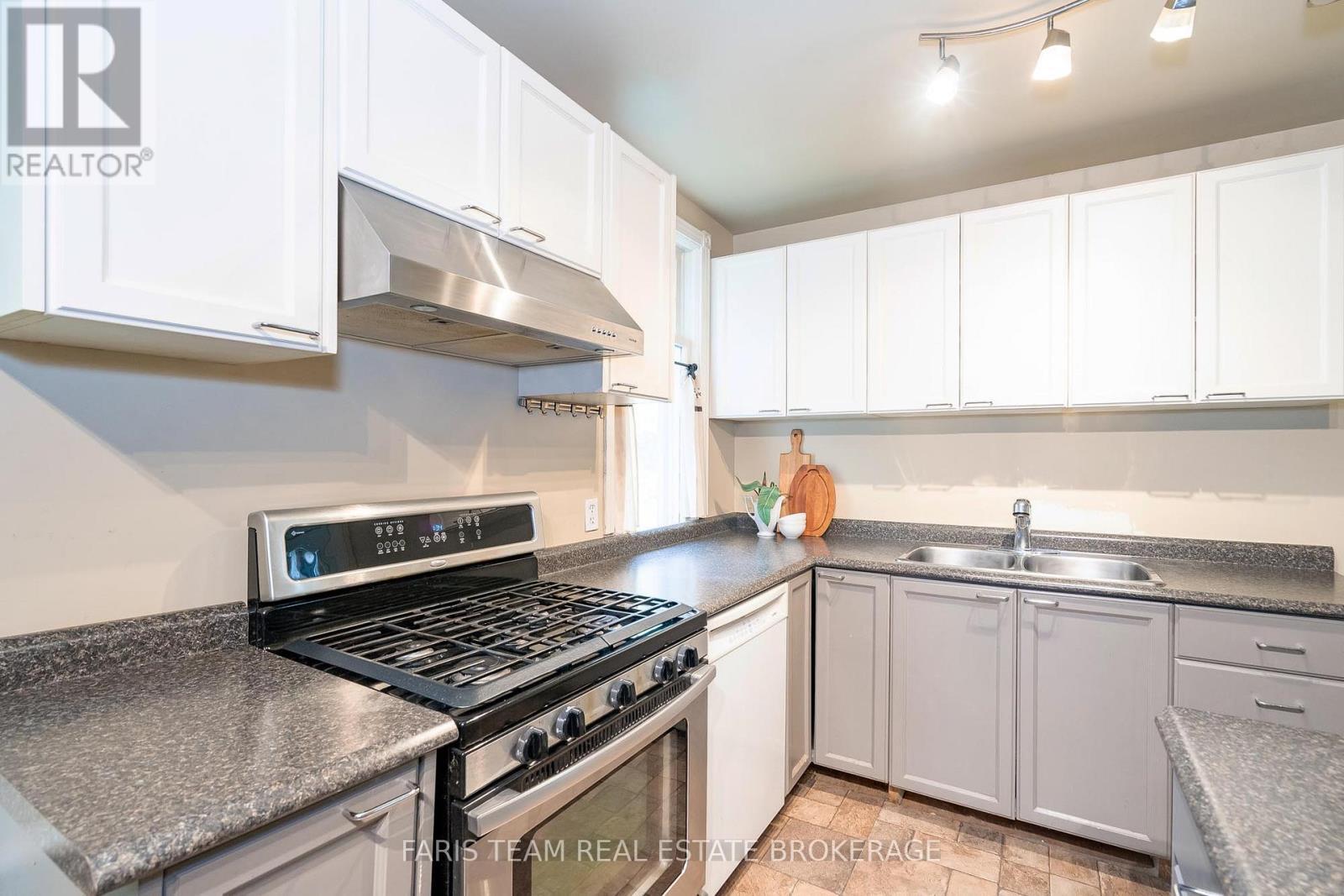 105 Barrie Street, Bradford West Gwillimbury, ON - Indoor Photo Showing Kitchen With Double Sink