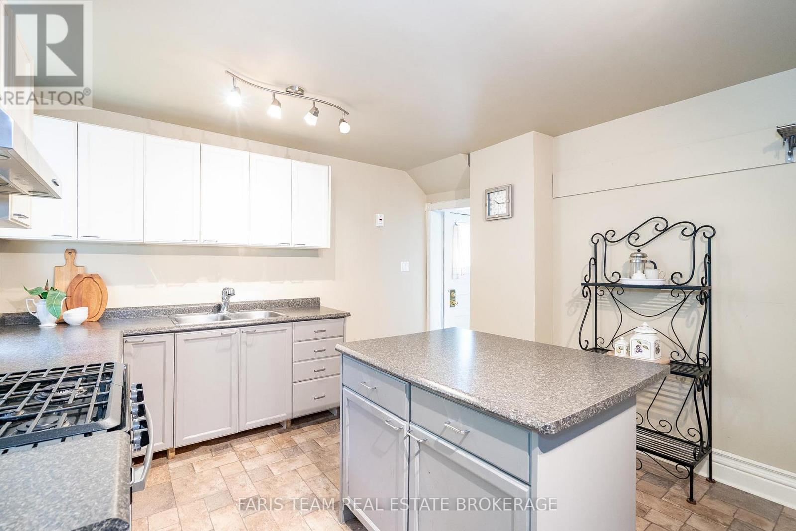 105 Barrie Street, Bradford West Gwillimbury, ON - Indoor Photo Showing Kitchen With Double Sink