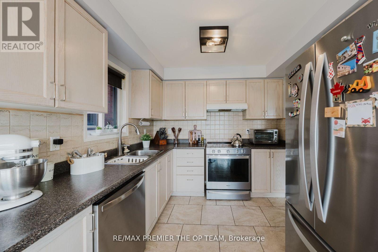 50 Beaverbrook Crescent, Vaughan, ON - Indoor Photo Showing Kitchen With Double Sink With Upgraded Kitchen