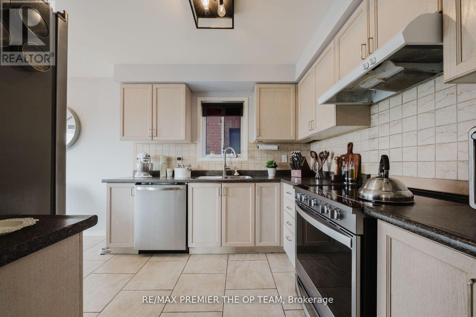 50 Beaverbrook Crescent, Vaughan, ON - Indoor Photo Showing Kitchen With Double Sink