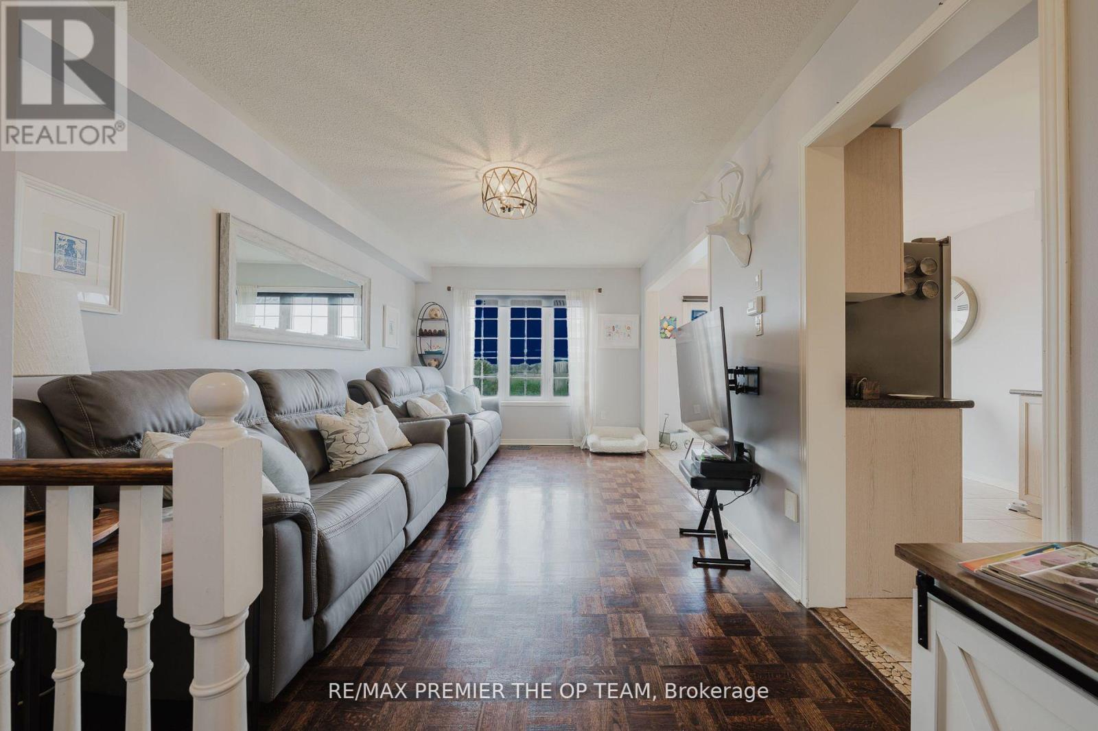 50 Beaverbrook Crescent, Vaughan, ON - Indoor Photo Showing Living Room